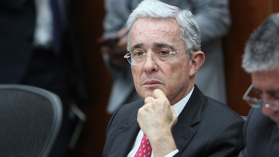 Exparamilitar pide renuncia al Senado del expresidente Álvaro Uribe. Foto: Colprensa