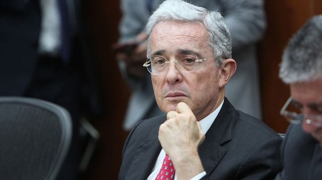 Exparamilitar pide renuncia al Senado del expresidente Álvaro Uribe. Foto: Colprensa