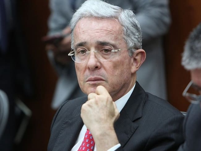 Exparamilitar pide renuncia al Senado del expresidente Álvaro Uribe. Foto: Colprensa