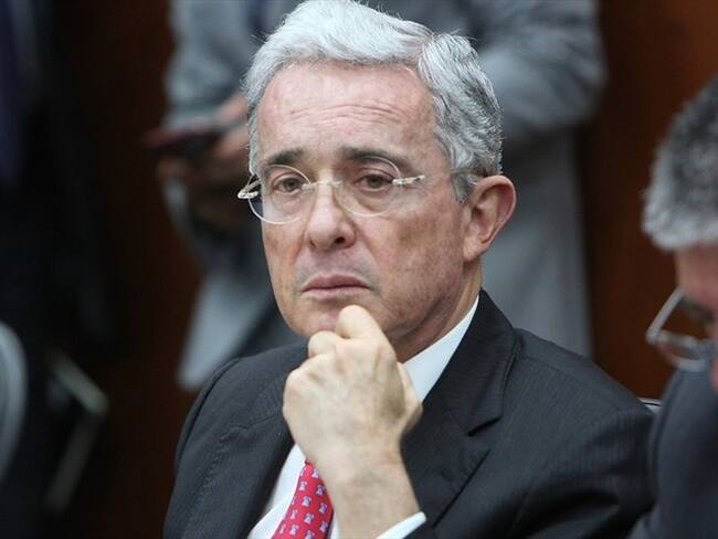 Exparamilitar pide renuncia al Senado del expresidente Álvaro Uribe. Foto: Colprensa