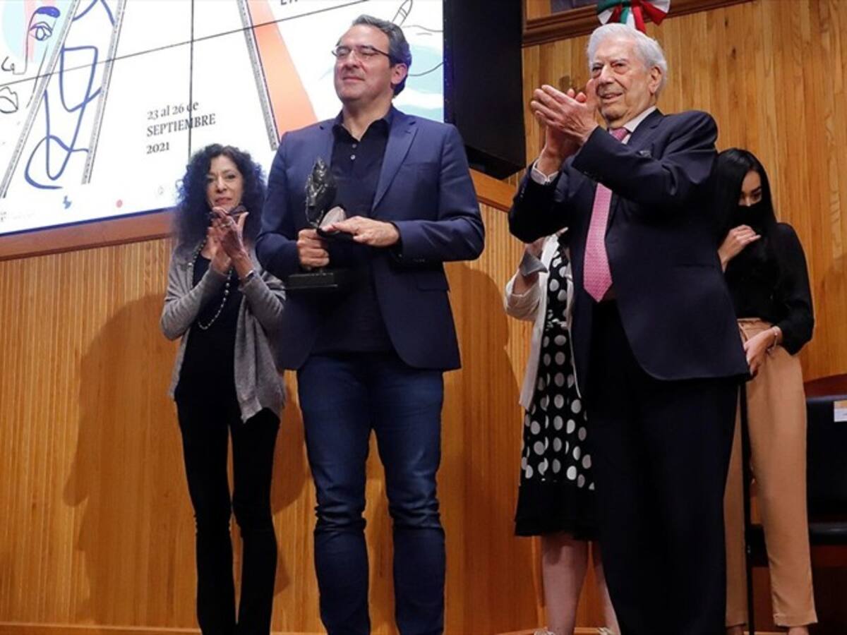 El colombiano Juan Gabriel Vásquez fue ganador de la IV Bienal de novela en México