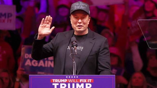 USA8685. NUEVA YORK (NY, EEUU), 08/11/2024.- Fotografía de archivo del 27 de octubre de 2024 donde aparece Elon Musk saludando al público durante un mitin celebrado en apoyo al expresidente estadounidense y candidato presidencial republicano Donald Trump, en el Madison Square Garden de Nueva York (EE.UU.). Elon Musk, el hombre más rico del mundo, se dispone a recoger los frutos de su alianza con el futuro presidente Donald Trump, entre ellos ejercer influencia en el Gobierno federal más allá de un papel fiscalizador de la eficiencia administrativa, y que podrían cristalizar en ventajas para sus negocios. EFE/Sarah Yenesel /ARCHIVO