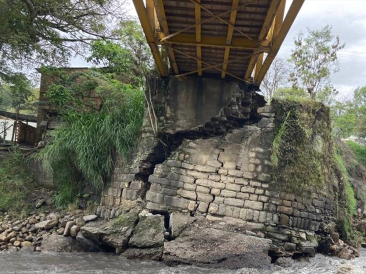 Boyacá: Colapso de puente vehícular tiene incomunicado al municipio de Guayatá