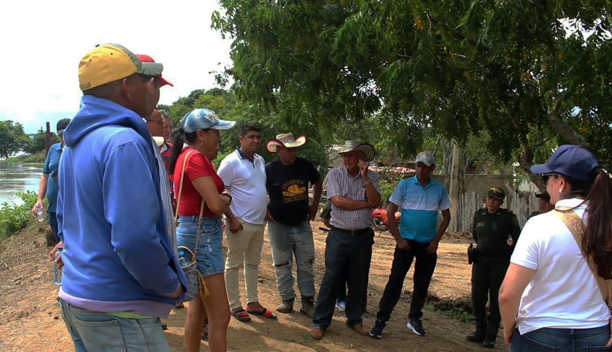 Reunión de la comunidad en uno de los puntos críticos/ Claudia Pérez 