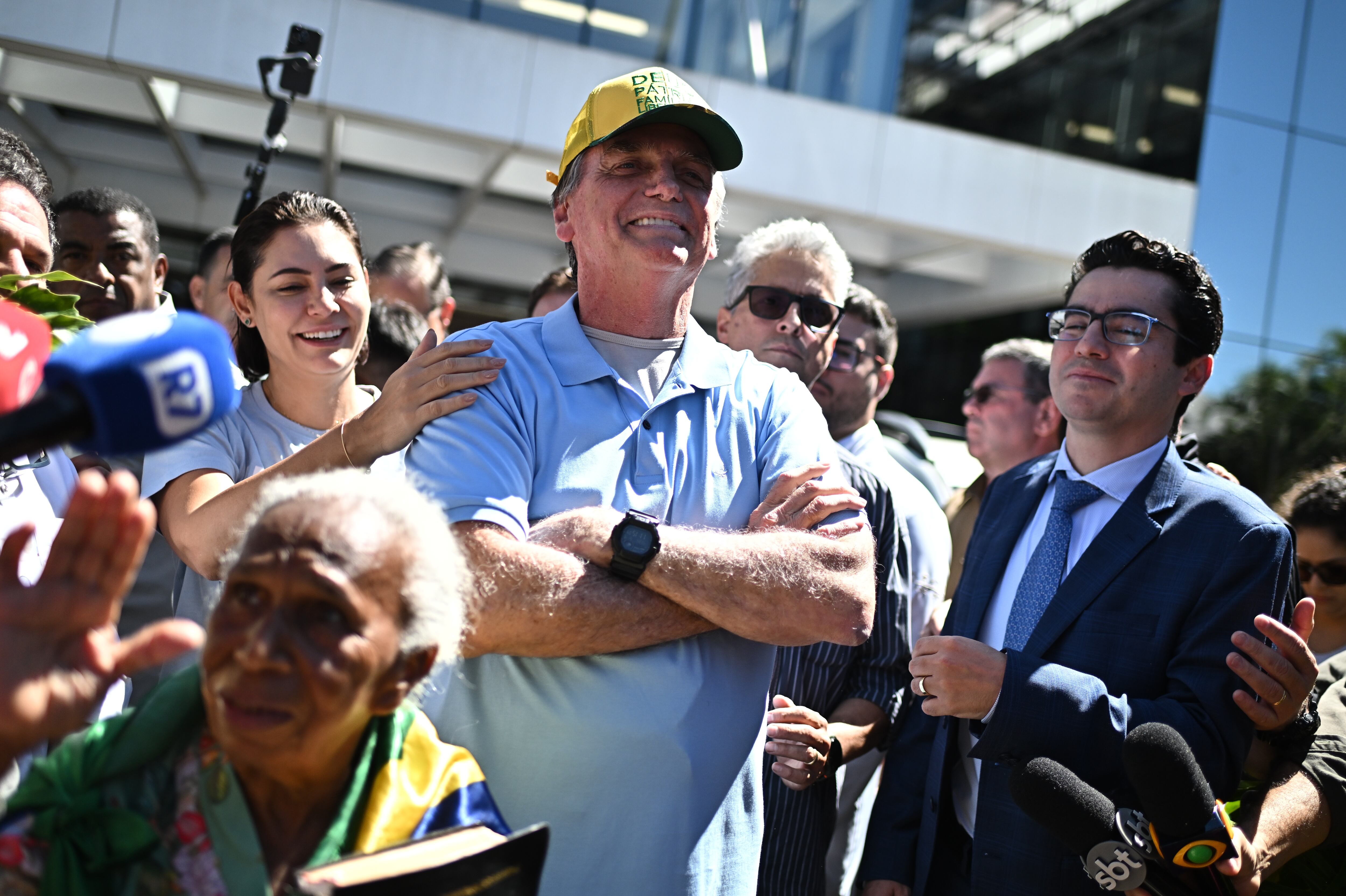 El expresidente de Brasil, Jair Bolsonaro, al salir del Hospital DF Star de Brasilia. FOTO: EFE/ Andre Borges
