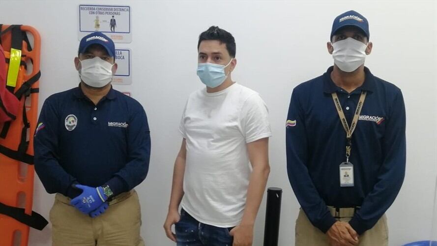 Detienen a ciudadano dominicano buscado por fraude y robo de identidad. Foto: Cortesía Migración Colombia
