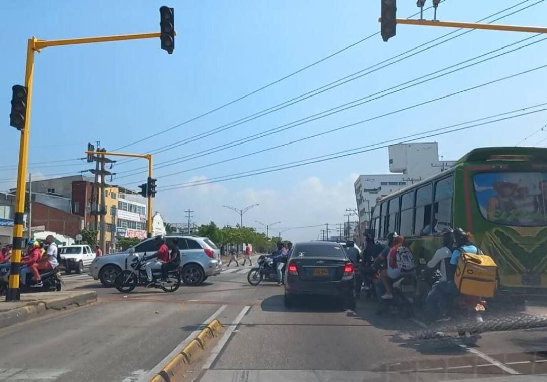 El semáforo de la glorieta de Bazurto es uno de los que presenta fallas con mayor frecuencia. Crédito: Antonio Canchila G.