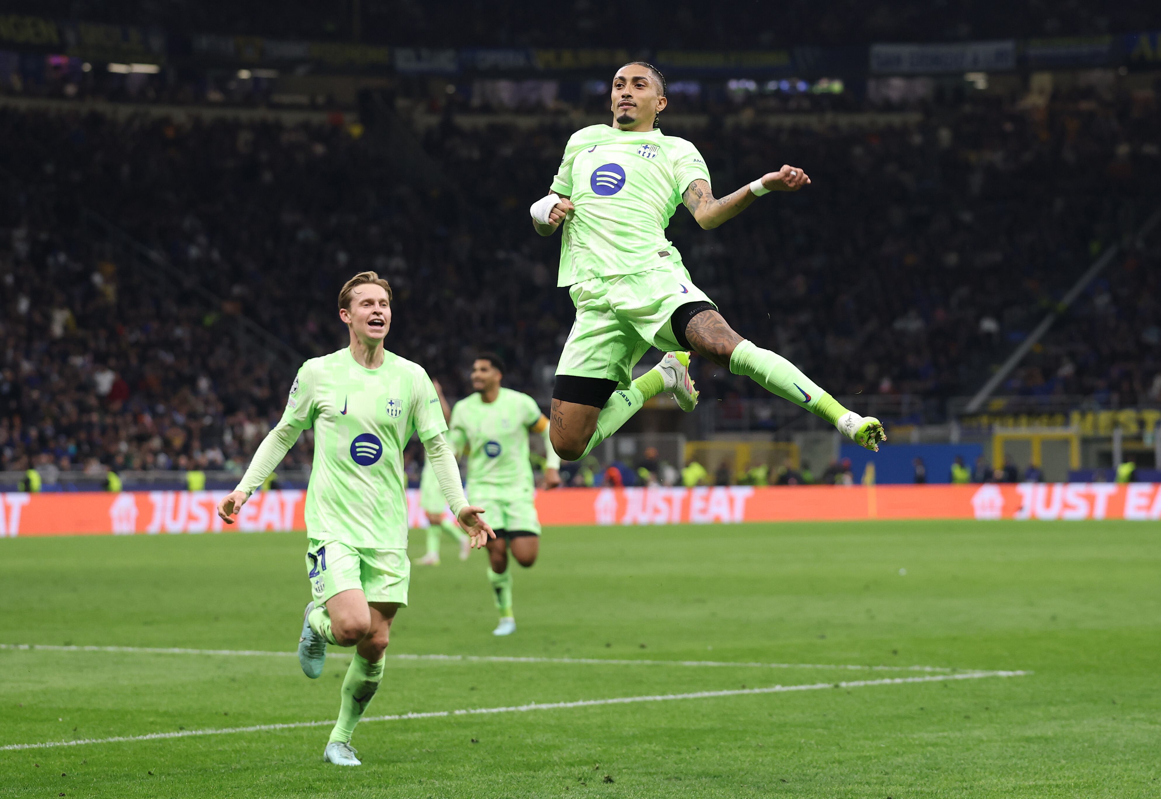 Raphinha del FC Barcelona celebra el gol de la remontada ante el Inter de Milán en la semifinal de la Champions League. FOTO: Carl Recine/Getty Images