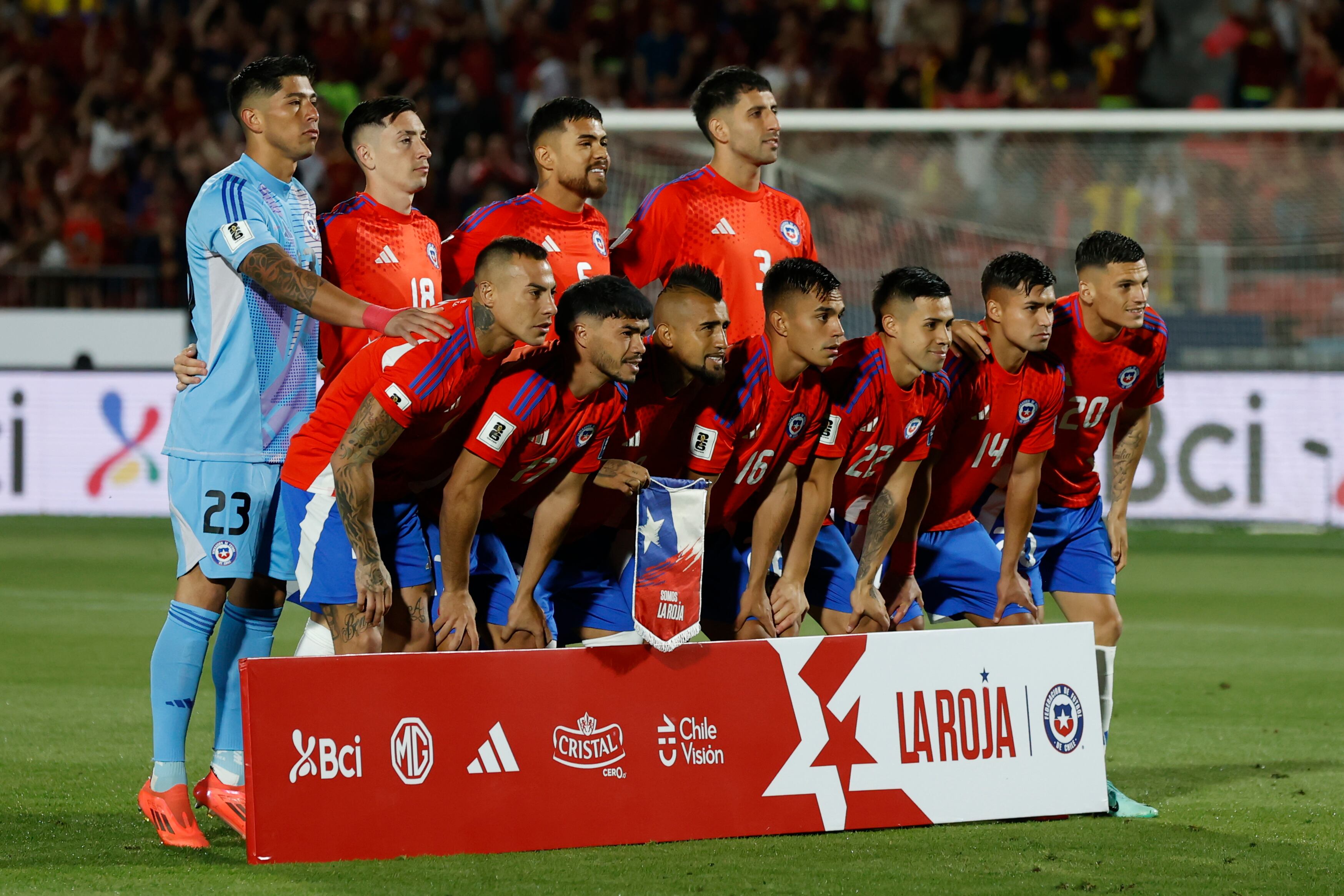 Jugadores de Chile posan este martes, en un partido de las eliminatorias sudamericanas para el Mundial de 2026 entre Chile y Venezuela, en el estadio Nacional en Santiago (Chile). EFE/ Elvis González