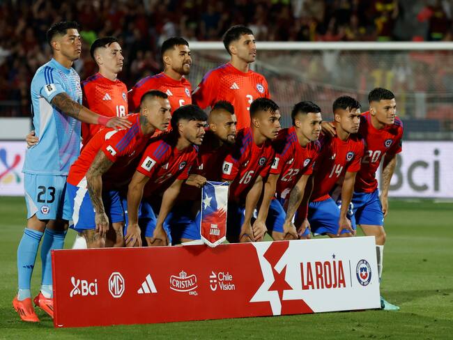 Jugadores de Chile posan este martes, en un partido de las eliminatorias sudamericanas para el Mundial de 2026 entre Chile y Venezuela, en el estadio Nacional en Santiago (Chile). EFE/ Elvis González