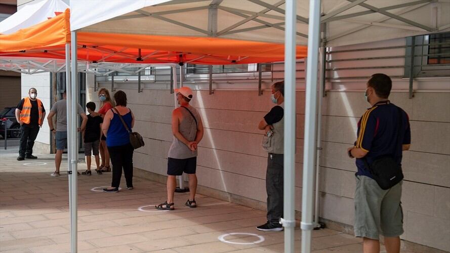 Se espera que el resto de los gobiernos regionales de España empiecen a implementar las nuevas medidas en los próximos días.. Foto: Josep LAGO / AFP