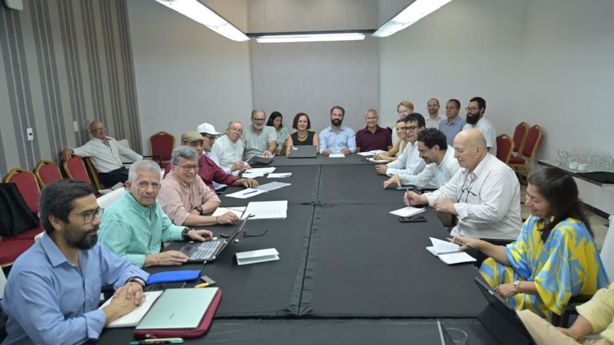 Delegación del Gobierno y del ELN piden aplazar un día cierre del tercer ciclo de diálogos
