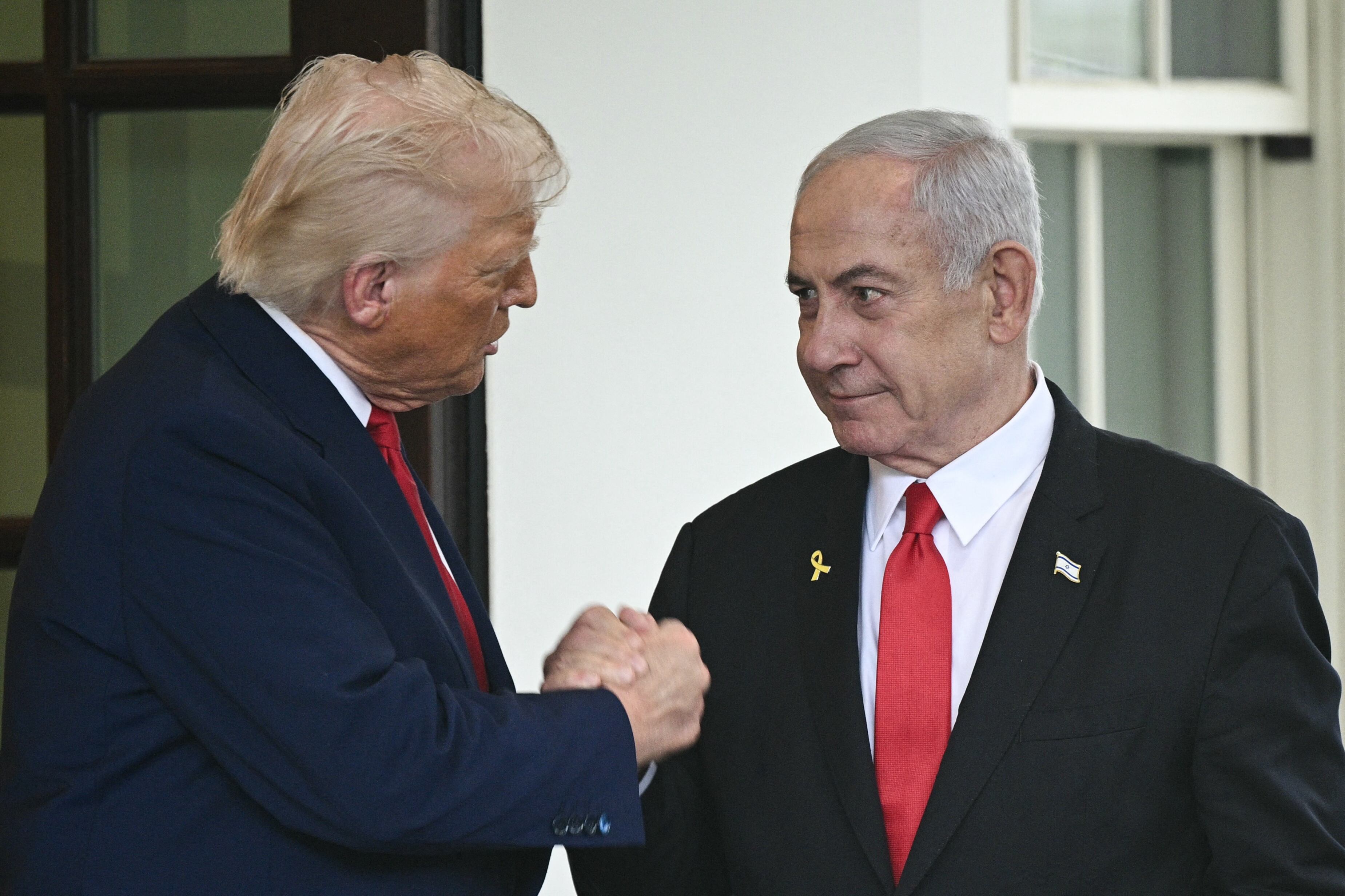 Donald Trump y Benjamin Netanyahu. Foto: BRENDAN SMIALOWSKI/AFP via Getty Images.