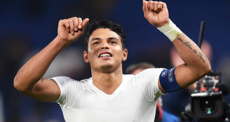 Según Transfermarkt, Thiago Silva del Paris Saint Germain en enero de 2015 tenía un valor de 40 millones de euros, en marzo de 2016 es de 20 millones de euros.