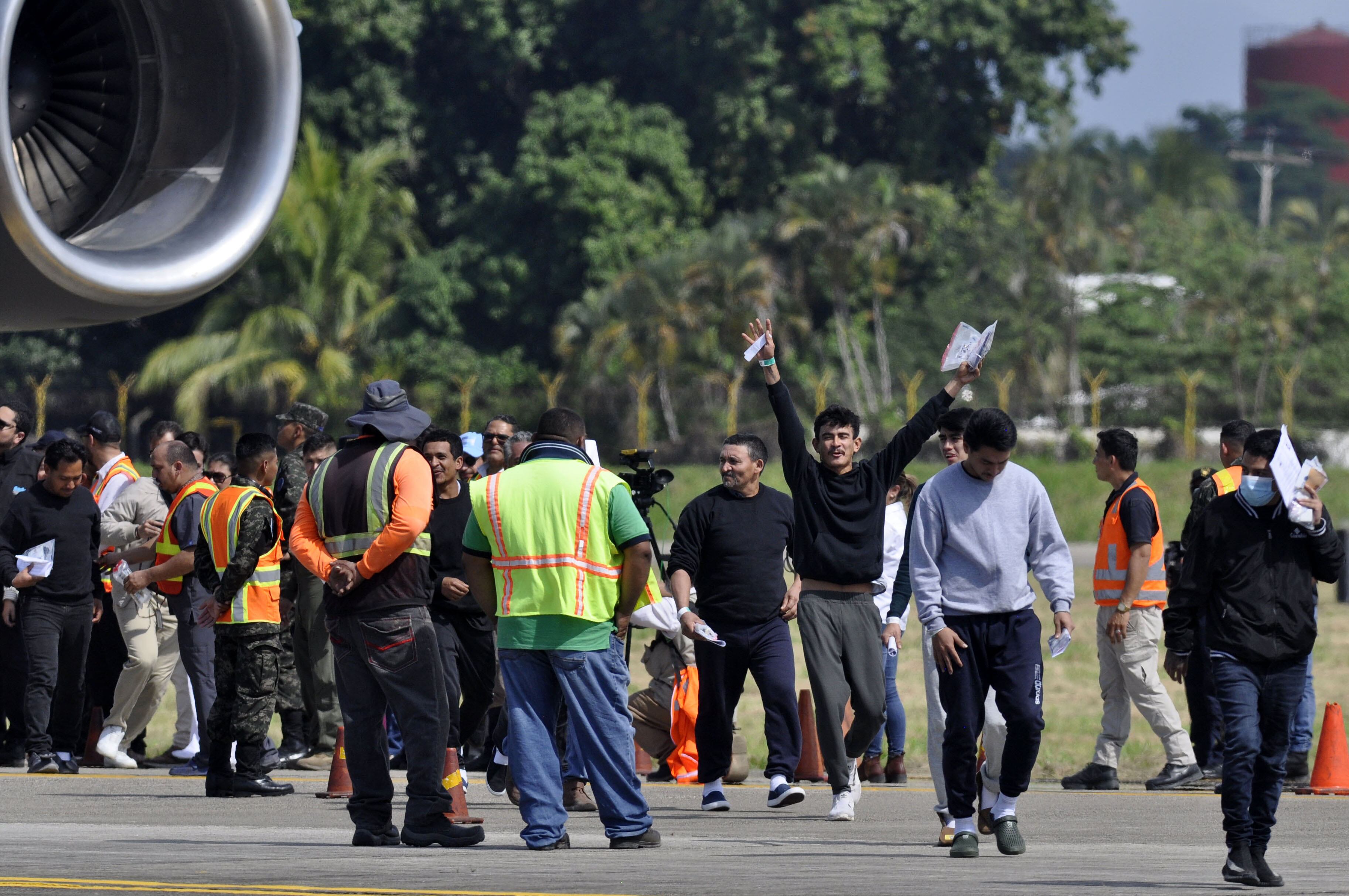 Personas deportadas llegan este viernes en un avión militar estadounidense, a la base aérea Armando Escalon ubicada en San Pedro Sula (Honduras).  FOTO: EFE/Jose Valle