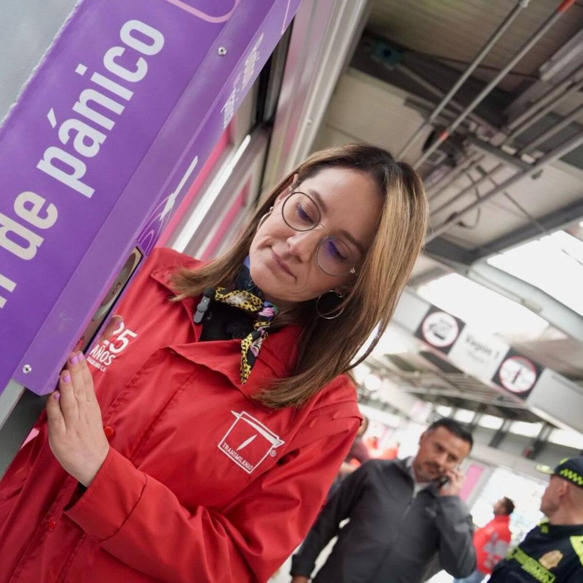 TransMilenio lanza piloto de botón de pánico para mujeres en estaciones de Bogotá