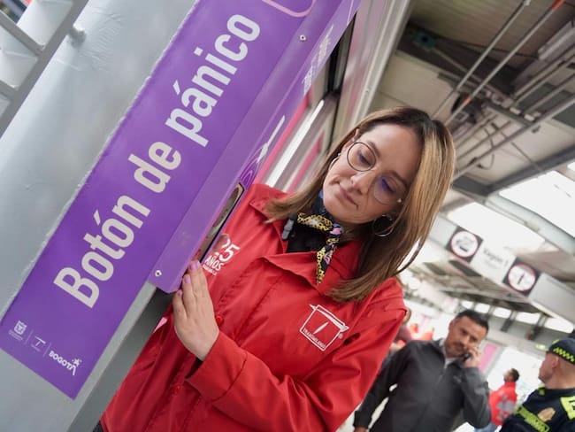 María Fernanda Ortiz, gerente de TransMilenio, inaugura el botón de pánico. Foto: Twitter María Fernanda Ortiz.