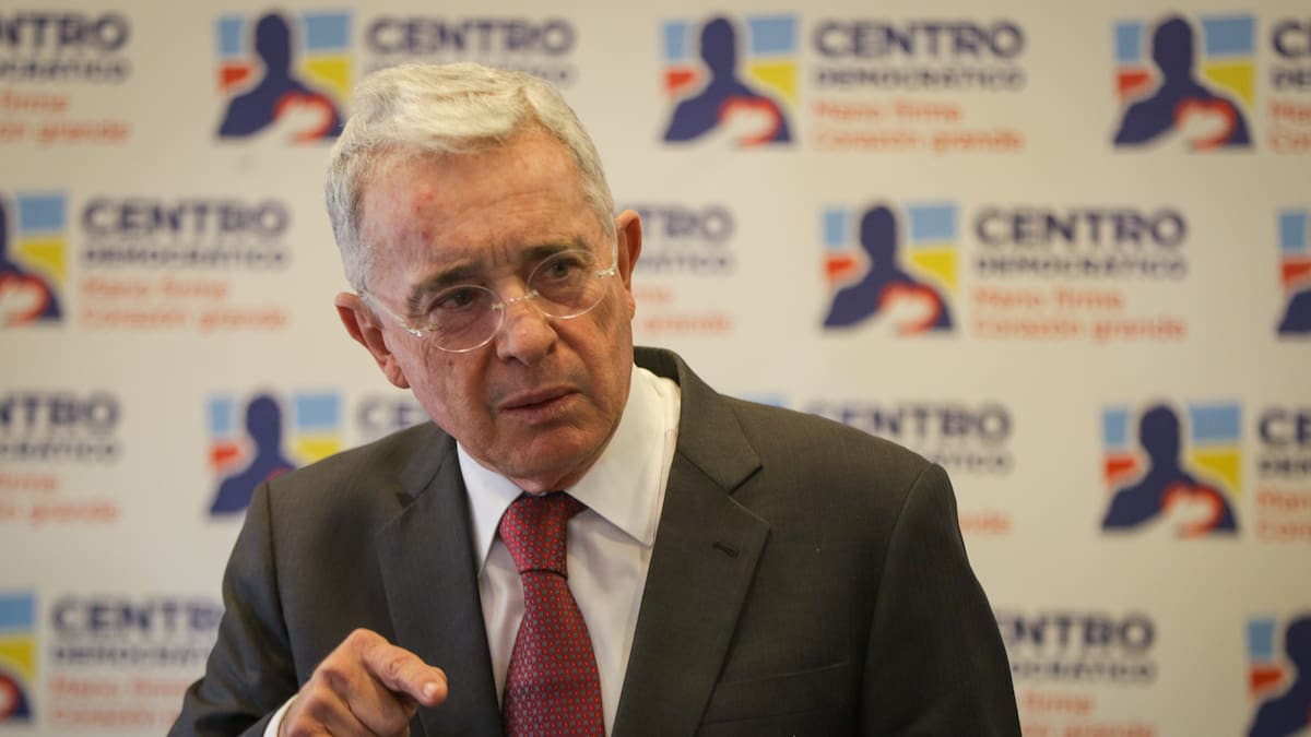 Dañino hablar de golpe de Estado con FF.AA. más respetuosas de la democracia: Álvaro Uribe