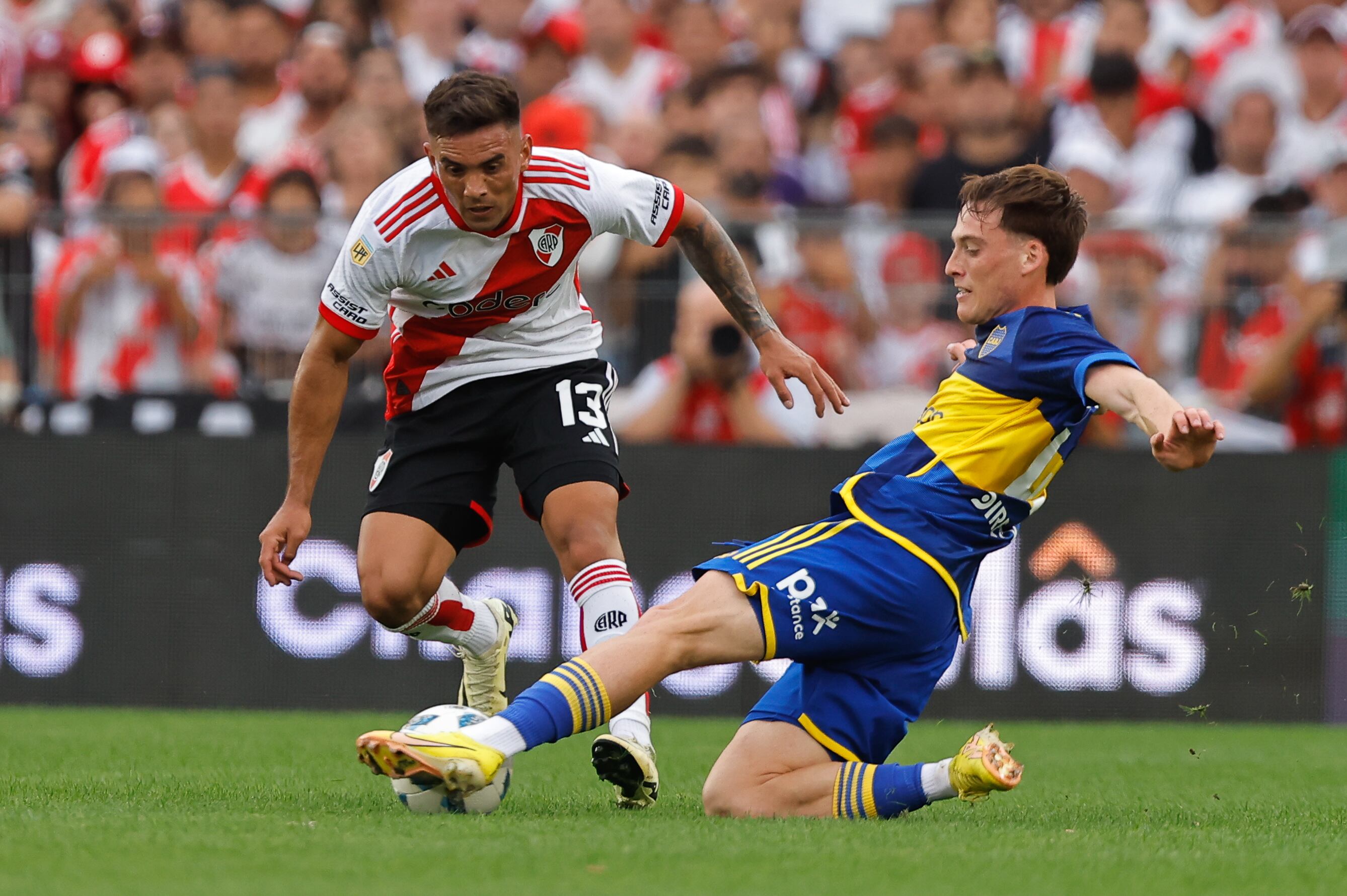 BUENOS AIRES (ARGENTINA), 25/02/2024.- Enzo Díaz (i) de River disputa el balón con Jabes Saralegui de Boca durante el primer 'superclásico' del fútbol argentino entre River Plate y Boca Juniors, en el estado Más Monumental de Buenos Aires (Argentina). EFE/ Juan Ignacio Roncoroni