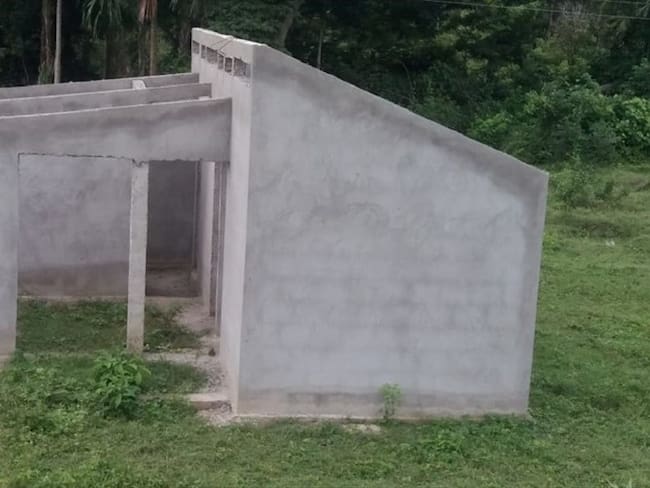 Casas nuevas para desplazados están sin techo por incumplimiento del contratista