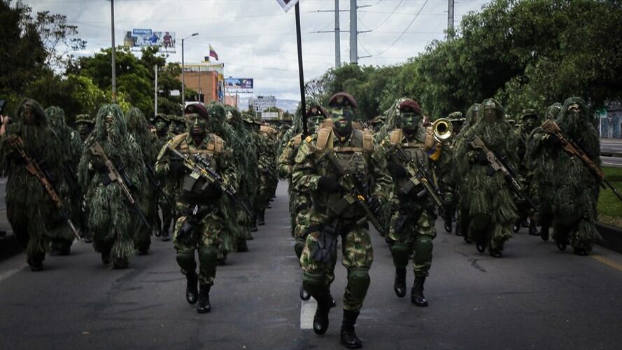 El Ejército decidió realizar un homenaje a los 209 años de independencia vistiendo a un escuadrón con los uniformes que la institución ha usado a lo largo del tiempo, el mismo que se usó para acompaña. Foto: Colprensa