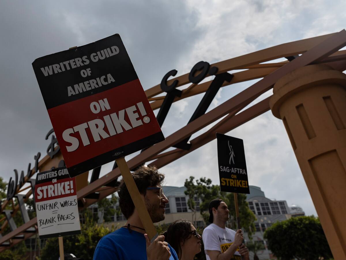 Guionistas y estudios de Hollywood alcanzan acuerdo de principio para terminar huelga