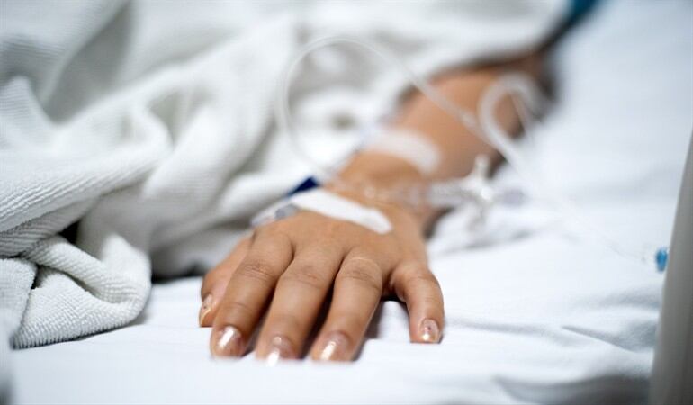 Imagen de referencia de una persona en hospital por COVID-19. Foto: Getty Images / Sorrasak Jar Tinyo