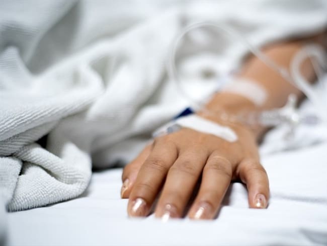 Imagen de referencia de una persona en hospital por COVID-19. Foto: Getty Images / Sorrasak Jar Tinyo