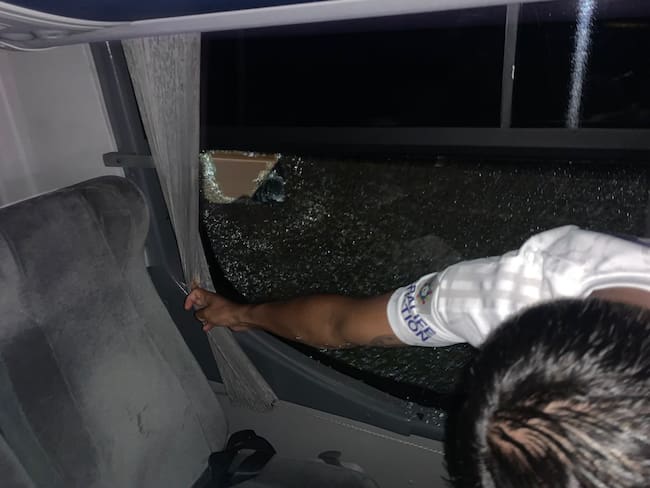 Bus de millonarios atacado con piedras. Ibagué 12 de febrero 2023. Foto: Cortesía.