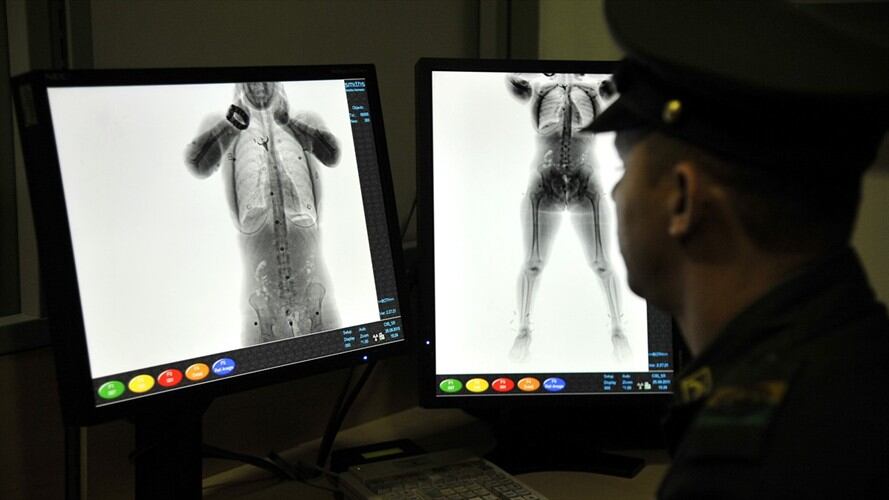 Fue capturada una pareja en el Aeropuerto El Dorado de Bogotá, por haber ingresado ilegalmente 35.000 dólares ocultos en el estómago. Foto: Getty Images
