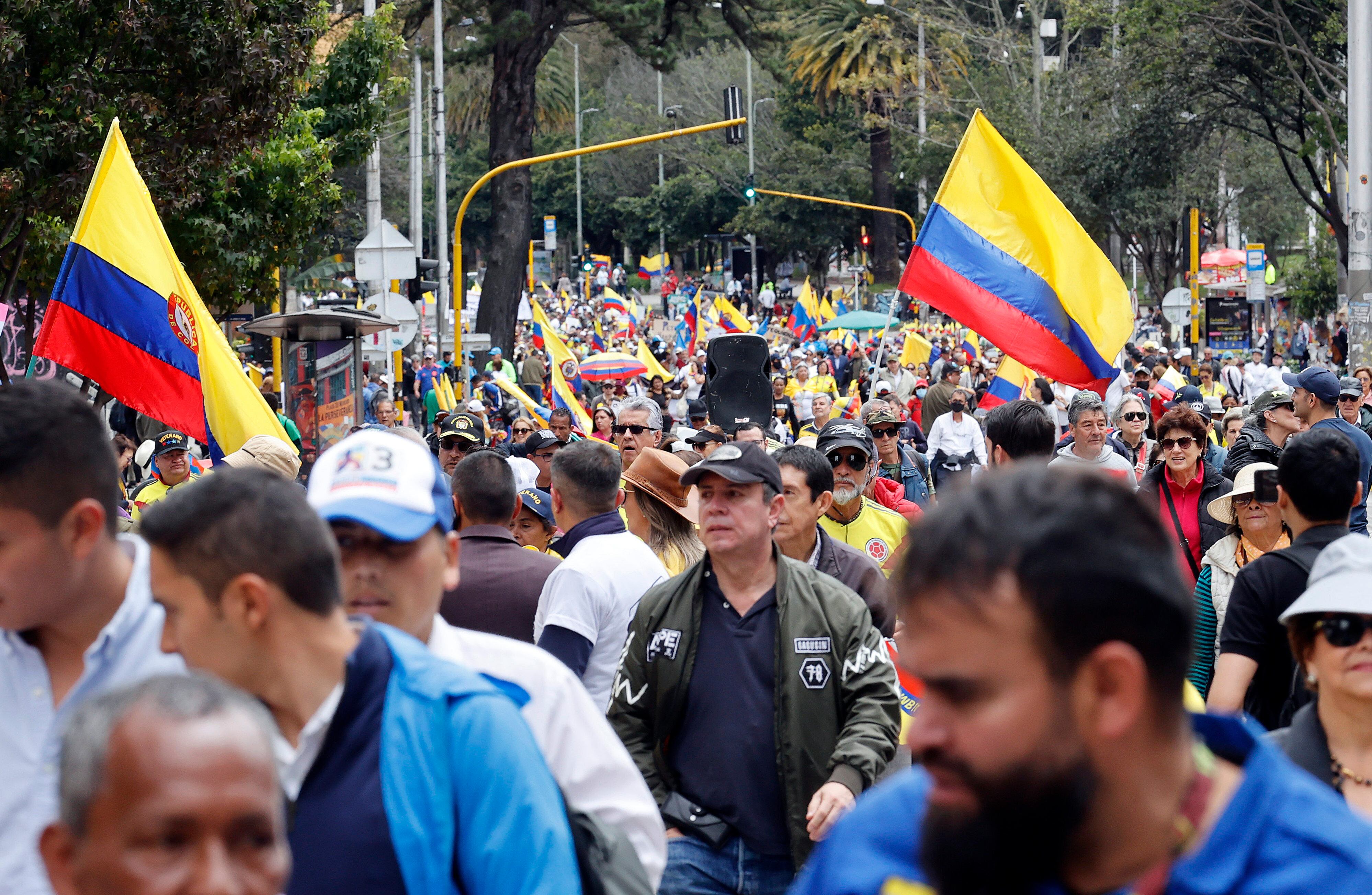 Manifestantes marchan en protesta contra el Gobierno del presidente Gustavo Petro en Bogotá. Foto: EFE/ Mauricio Dueñas Castañeda