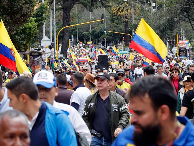 Manifestantes marchan en protesta contra el Gobierno del presidente Gustavo Petro en Bogotá. Foto: EFE/ Mauricio Dueñas Castañeda
