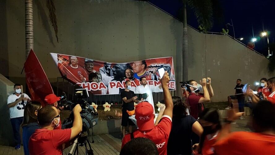 Decenas de hinchas del America de Cali realizaron una velatón a las afueras del estadio Olimpico Pascual Guerrero en Homenaje al médico y exentrenador de Fútbol Gabriel Ochoa Uribe. Foto: Cortesía