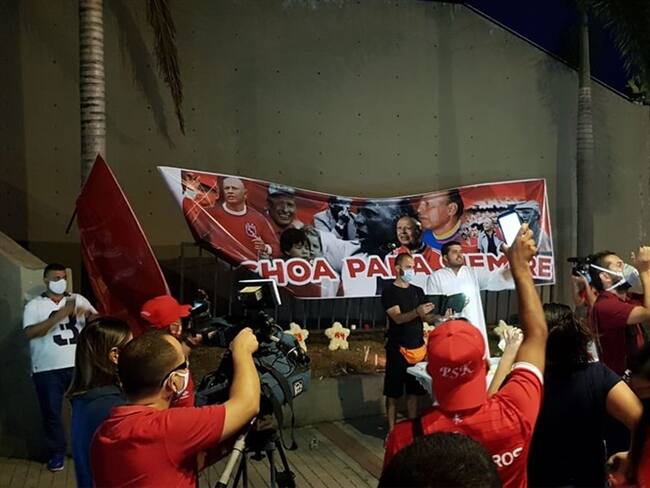 Decenas de hinchas del America de Cali realizaron una velatón a las afueras del estadio Olimpico Pascual Guerrero en Homenaje al médico y exentrenador de Fútbol Gabriel Ochoa Uribe. Foto: Cortesía