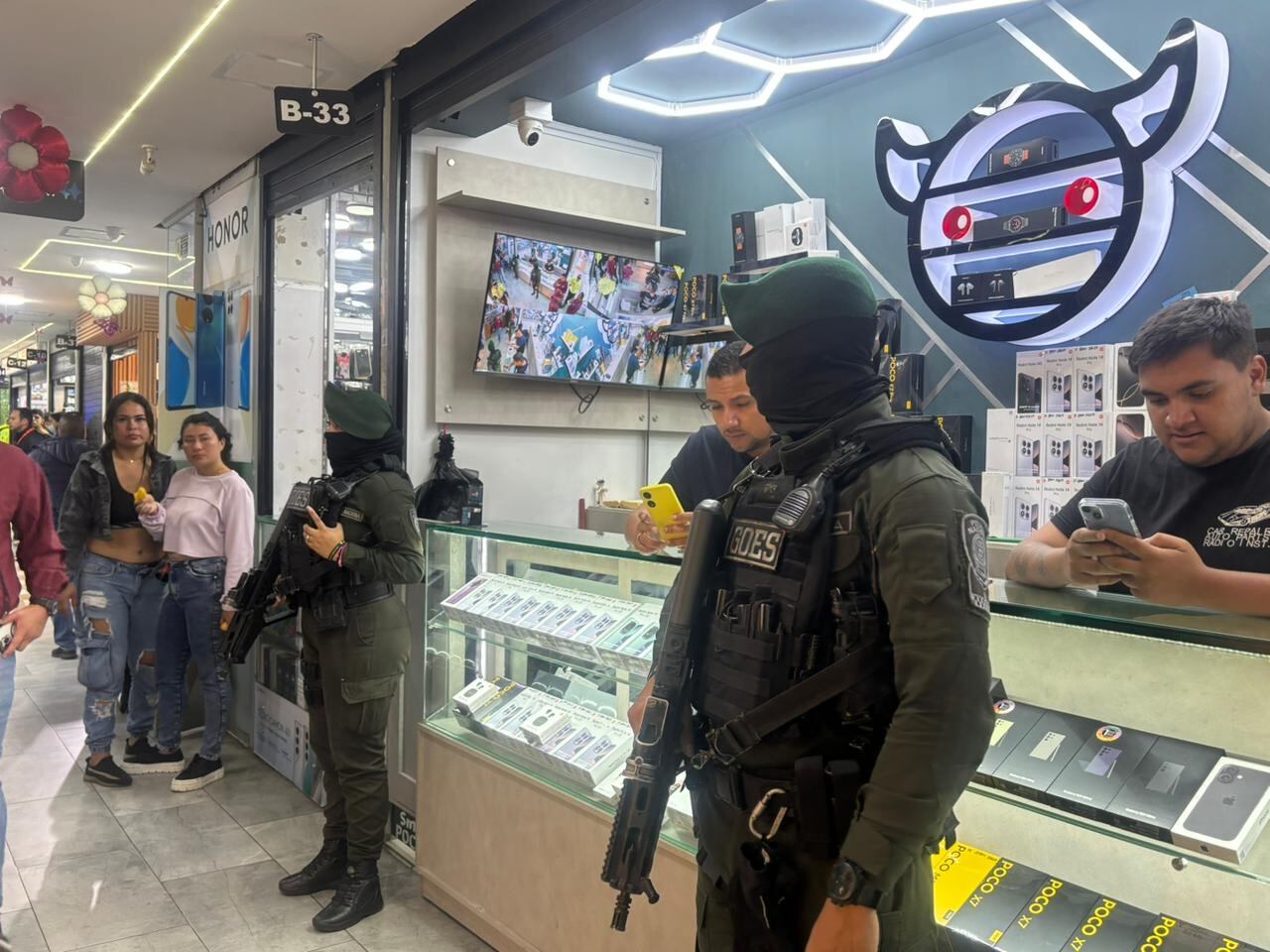 Locales ocupados con fines de extinción de dominio y celulares recuperados: operativo en Bogotá. Foto: Policía.