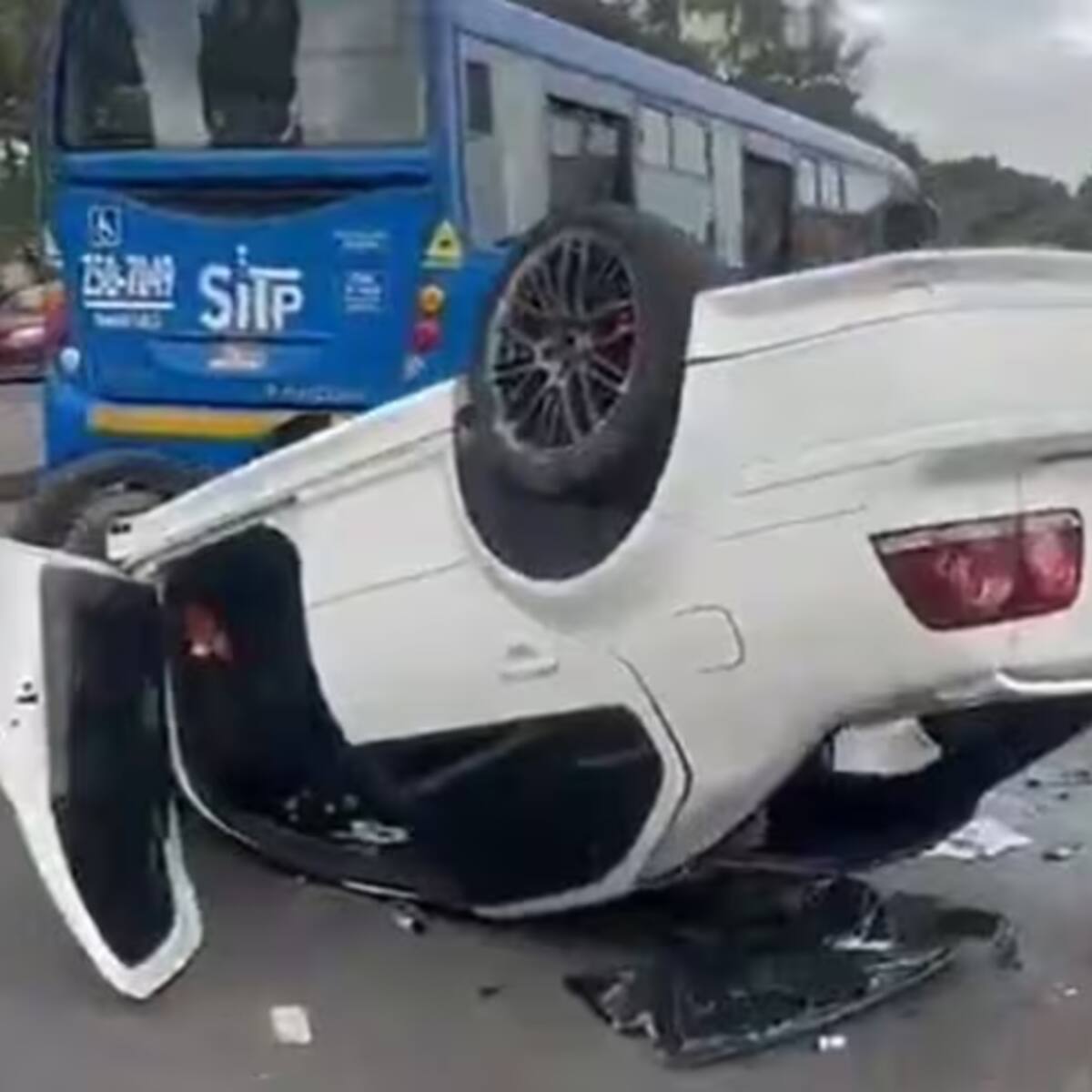 Denuncian conductor ebrio que atropelló a dos motociclistas en la avenida Mutis, en Bogotá, se fugó