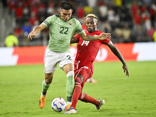 Orlando (United States), 02/07/2024.- Jovani Welch of Panama (R) and Bolivia midfielder Hector Cuellar (L) battle for the ball during the second half of the CONMEBOL Copa America 2024 group C match between Bolivia and Panama, in Orlando, Florida, United States, 01 July 2024. (Estados Unidos) EFE/EPA/MIGUEL RODRIGUEZ