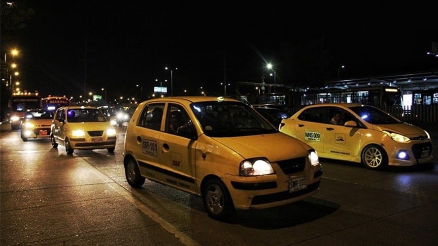 Uniformados de la Policía de Tránsito y Transporte, acompañaron a los conductores que partieron a la capital de la República. . Foto: Colprensa