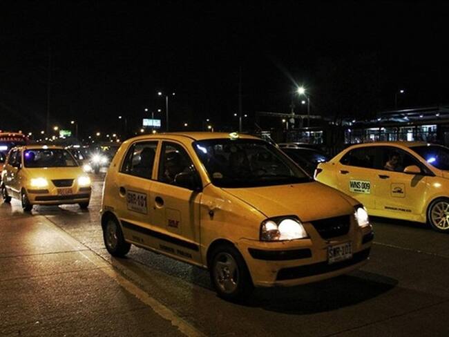 Uniformados de la Policía de Tránsito y Transporte, acompañaron a los conductores que partieron a la capital de la República. . Foto: Colprensa