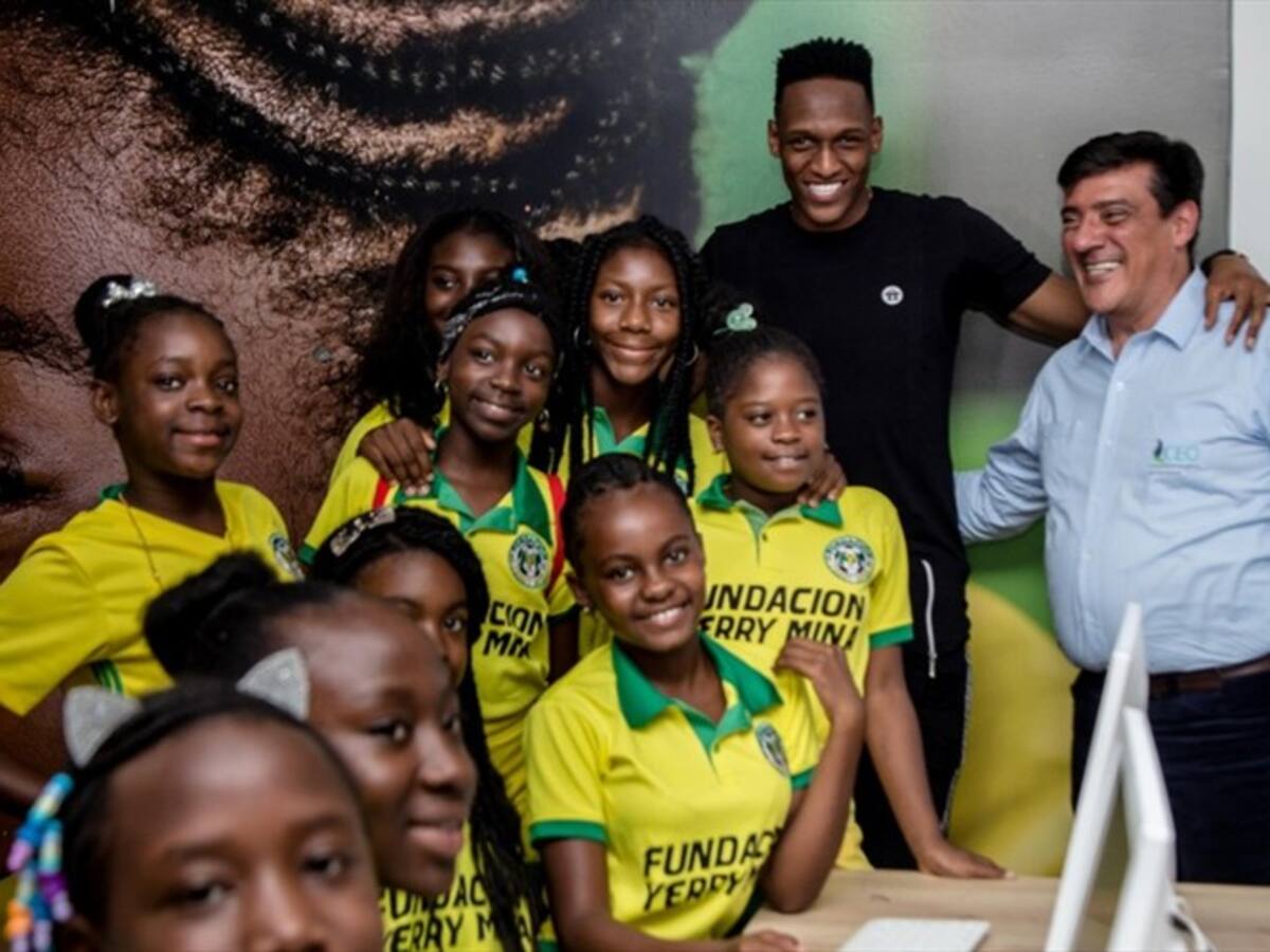 Niños de la Fundación Yerry Mina recibieron computadores en Cauca