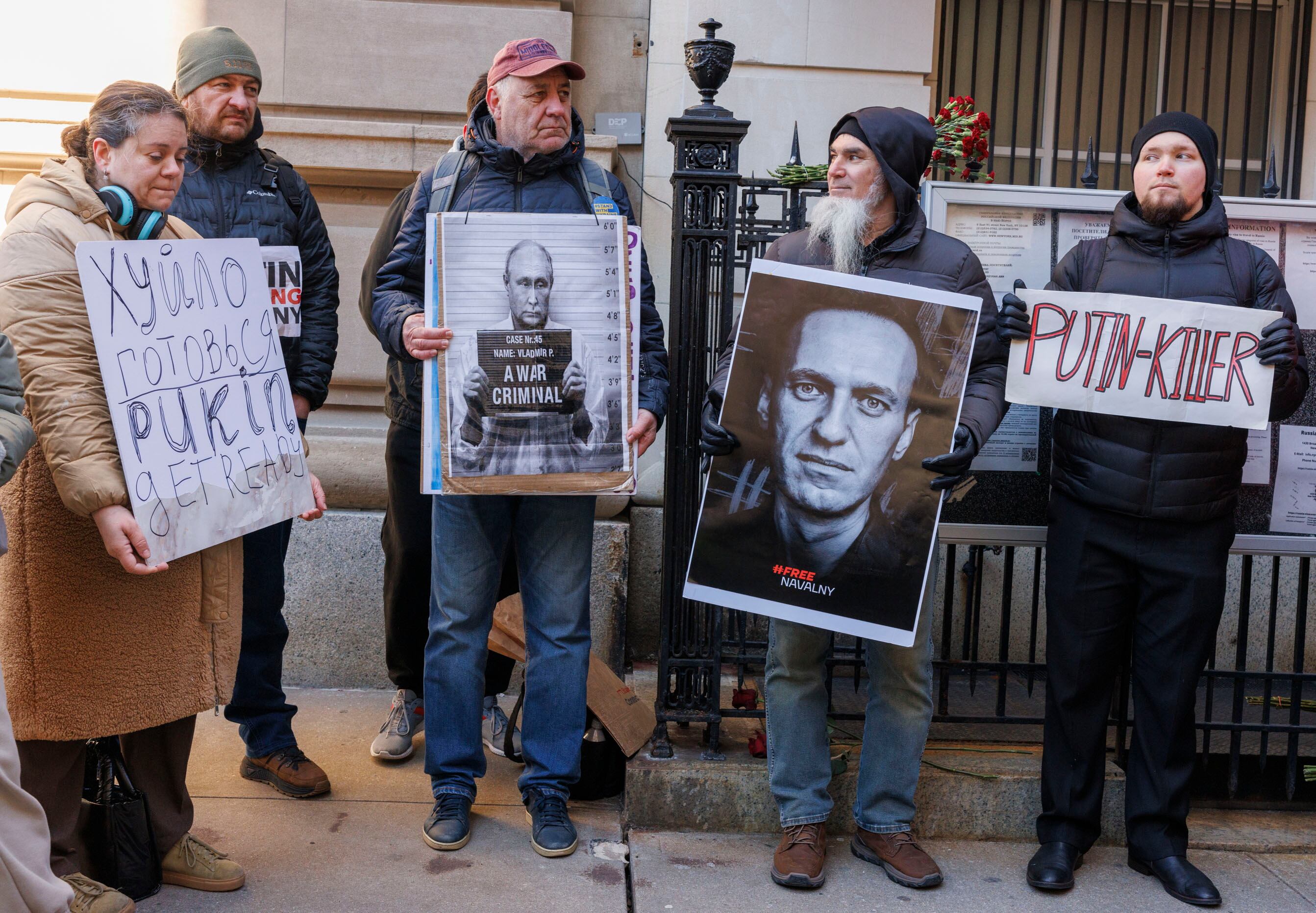 Vigilia en Nueva York tras muerte de Alekséi Navalni. Foto: EFE/EPA/SARAH YENESEL