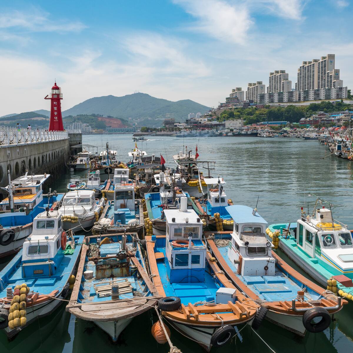 Un muerto y dos heridos en incendio de barcos con sustancias tóxicas en puerto de Corea del Sur