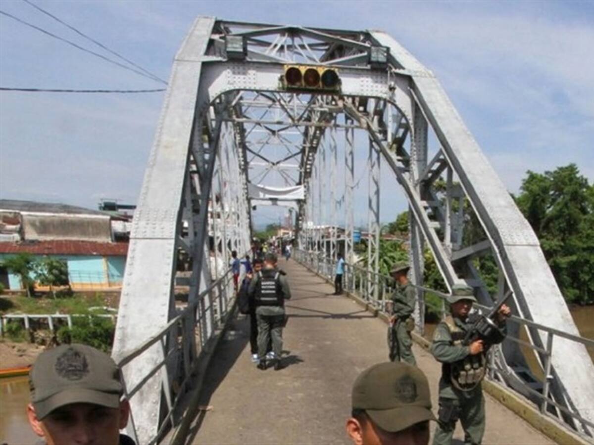 Cierran frontera colombo-venezolana por enfrentamientos entre el Eln y "Los Rastrojos"