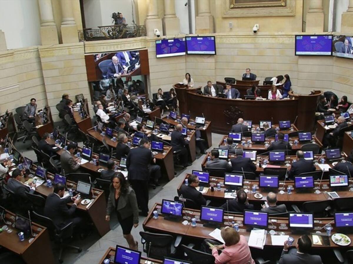 Tras renuncia del Fiscal, uribistas piden Constituyente