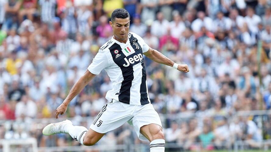 El portugués Cristiano Ronaldo se enfundó por primera vez la camiseta 'bianconera' del Juventus. Foto: Agencia EFE