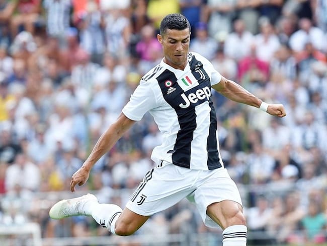 El portugués Cristiano Ronaldo se enfundó por primera vez la camiseta &#039;bianconera&#039; del Juventus. Foto: Agencia EFE