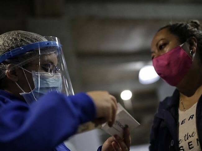 La segunda dosis de Pfizer que antes se ponía a los 21 días, ahora se inyectará a 12 semanas de haber recibido la primera. . Foto: Colprensa