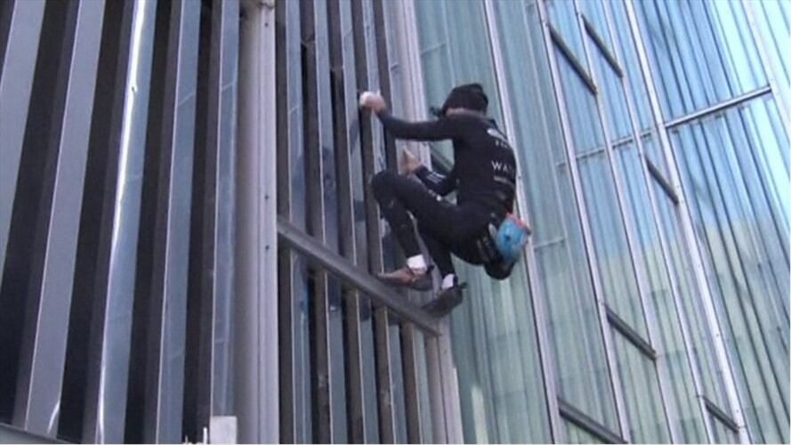 "Spiderman" francés escaló sin arnés uno de los edificios más altos de Barcelona. Foto: BBC Mundo