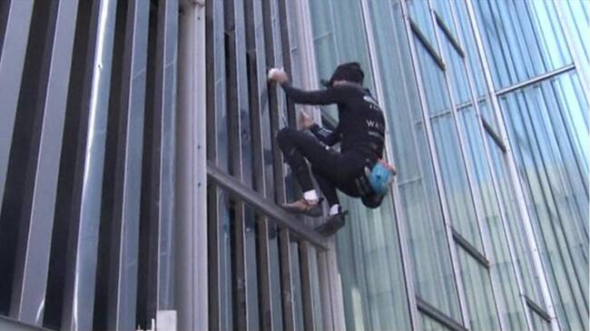 "Spiderman" francés escaló sin arnés uno de los edificios más altos de Barcelona. Foto: BBC Mundo