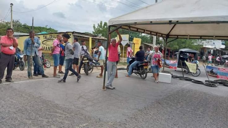 Bloqueada vía de Los Contenedores de Plato Magdalena por incumplimiento de obras